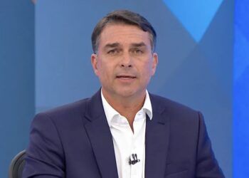 Flávio Bolsonaro diz que aquecimento global não existe e cita saneamento básico como solução