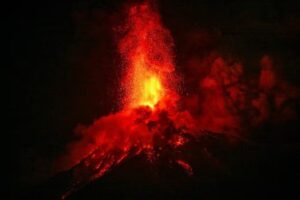 Vulcão de Fogo na Guatemala entra em erupção