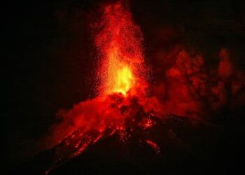 Vulcão de Fogo na Guatemala entra em erupção