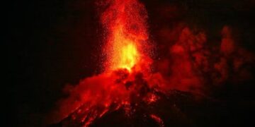 Vulcão de Fogo na Guatemala entra em erupção