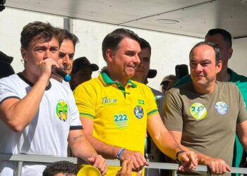 Flávio Bolsonaro, Flávio Roscoe e Nikolas Ferreira fazem caminhada e adesivaço no Betânia em BH