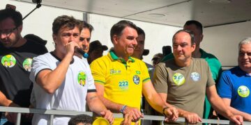 Flávio Bolsonaro, Flávio Roscoe e Nikolas Ferreira fazem caminhada e adesivaço no Betânia em BH