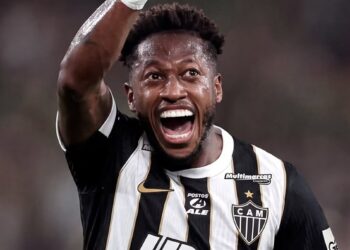 Fred chega a Belo Horizonte e é recebido por torcedores do Atlético no Aeroporto da Pampulha