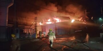 Grande incêndio destrói galpão de fábrica em Belo Horizonte durante a madrugada