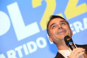 Flávio Bolsonaro registra candidatura