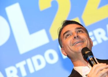 Flávio Bolsonaro registra candidatura