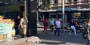 Homem é encontrado morto e enrolado em cobertor na Praça Sete