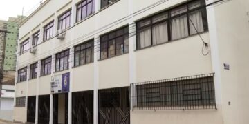 Diretora é investigada por obrigar aluno de 10 anos a beber a própria urina em escola de Caxambu