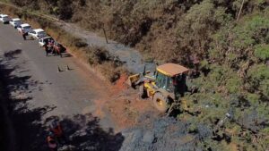 Vazamento de minério atinge córrego em Congonhas