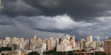 Previsão do tempo em BH indica chuva e trovoadas neste sábado com máxima de 32°C