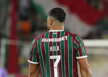 Hulk é vaiado durante ligação de vídeo em show sertanejo no Mineirão
