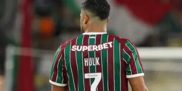 Hulk é vaiado durante ligação de vídeo em show sertanejo no Mineirão