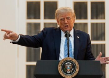 Trump anuncia banimento da CNN, MS NOW e Politico da Casa Branca