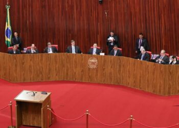 TSE tem 3 a 1 para derrubar posts que ligam Flávio Bolsonaro a Nossa Senhora