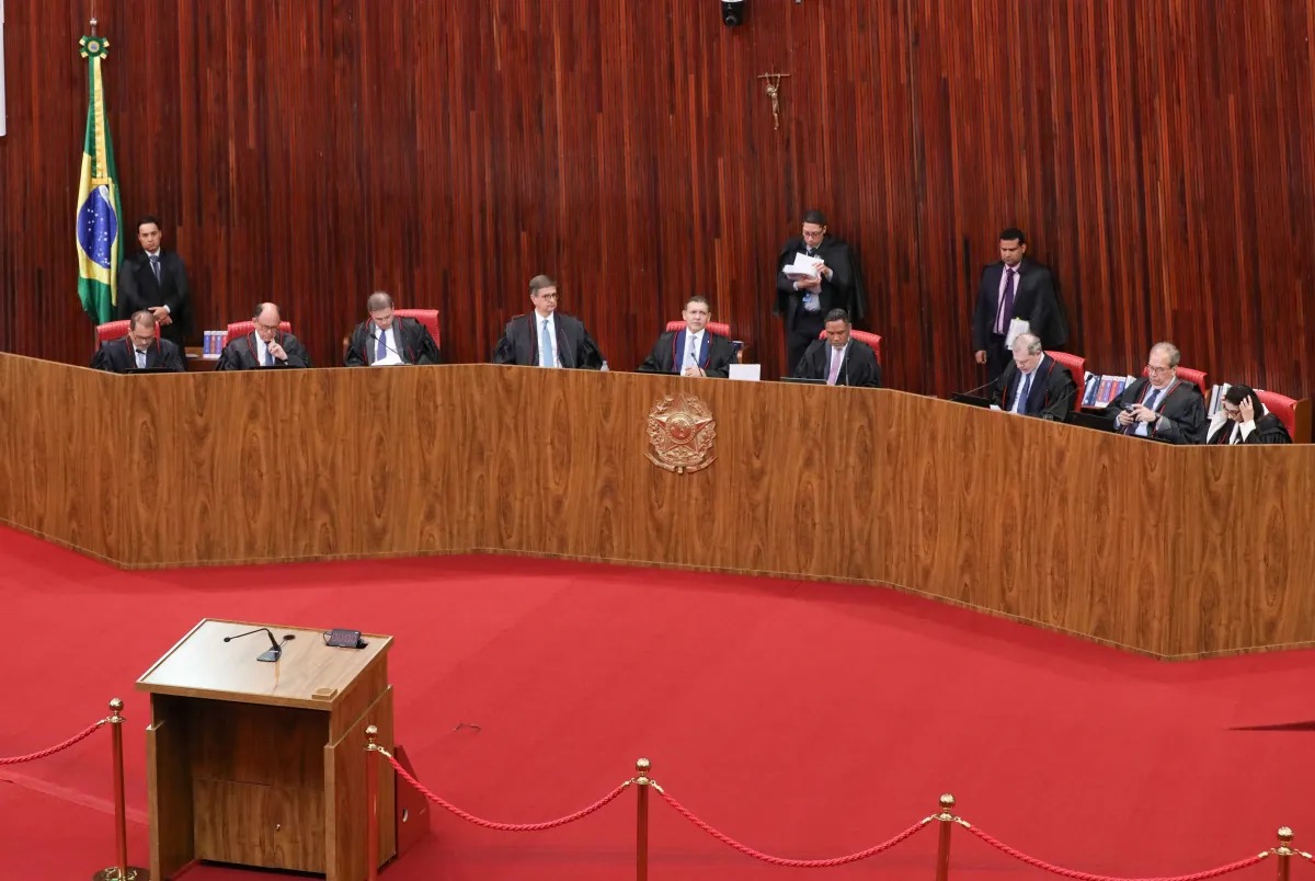 TSE tem 3 a 1 para derrubar posts que ligam Flávio Bolsonaro a Nossa Senhora