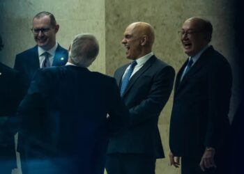 Capital Inicial dedica música a Vorcaro e ministros do STF durante Rock in Rio