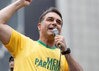 Flávio Bolsonaro é alvo de ovos jogados durante carreata em Goiânia