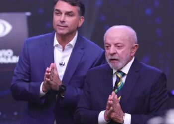 Lula e Flávio Bolsonaro se enfrentam na Band com acusações, provocações e troca de ataques