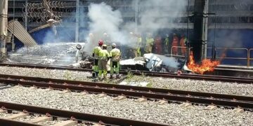 Avião de pequeno porte cai sobre trilhos da estação São Gabriel em BH