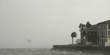 Furacão Isaías atinge a Flórida e deixa mais de 770 mil imóveis sem energia nos Estados Unidos
