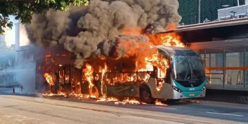Ônibus do Move pega fogo no Centro de BH e atinge estrutura de estação