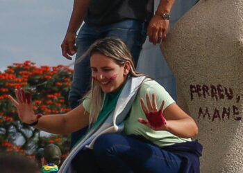 Alexandre de Moraes autoriza Débora do Batom a progredir para o regime semiaberto