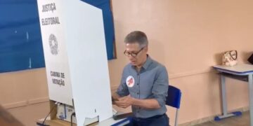 Justiça manda Romeu Zema depor por uso de celular na cabine de votação