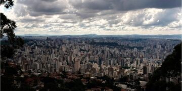 Calor de 33°C e chuva com raios marcam feriado em BH nesta segunda-feira