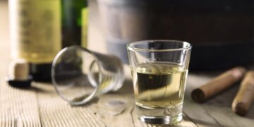 Pai e filho são condenados por vender cachaça adulterada com combustível em MG