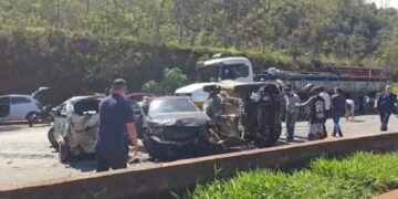 Acidente com 28 veículos provoca engavetamento e interdita a BR-040