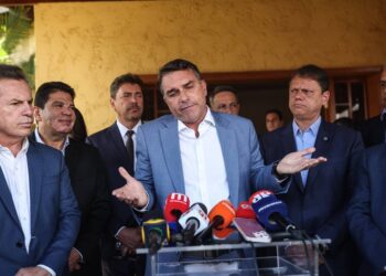 Flávio Bolsonaro chama fim da escala 6×1 de ‘oportunista’ e defende trabalhador com salário por hora