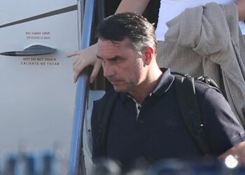 Flávio Bolsonaro se declara verdadeiro presidente eleito