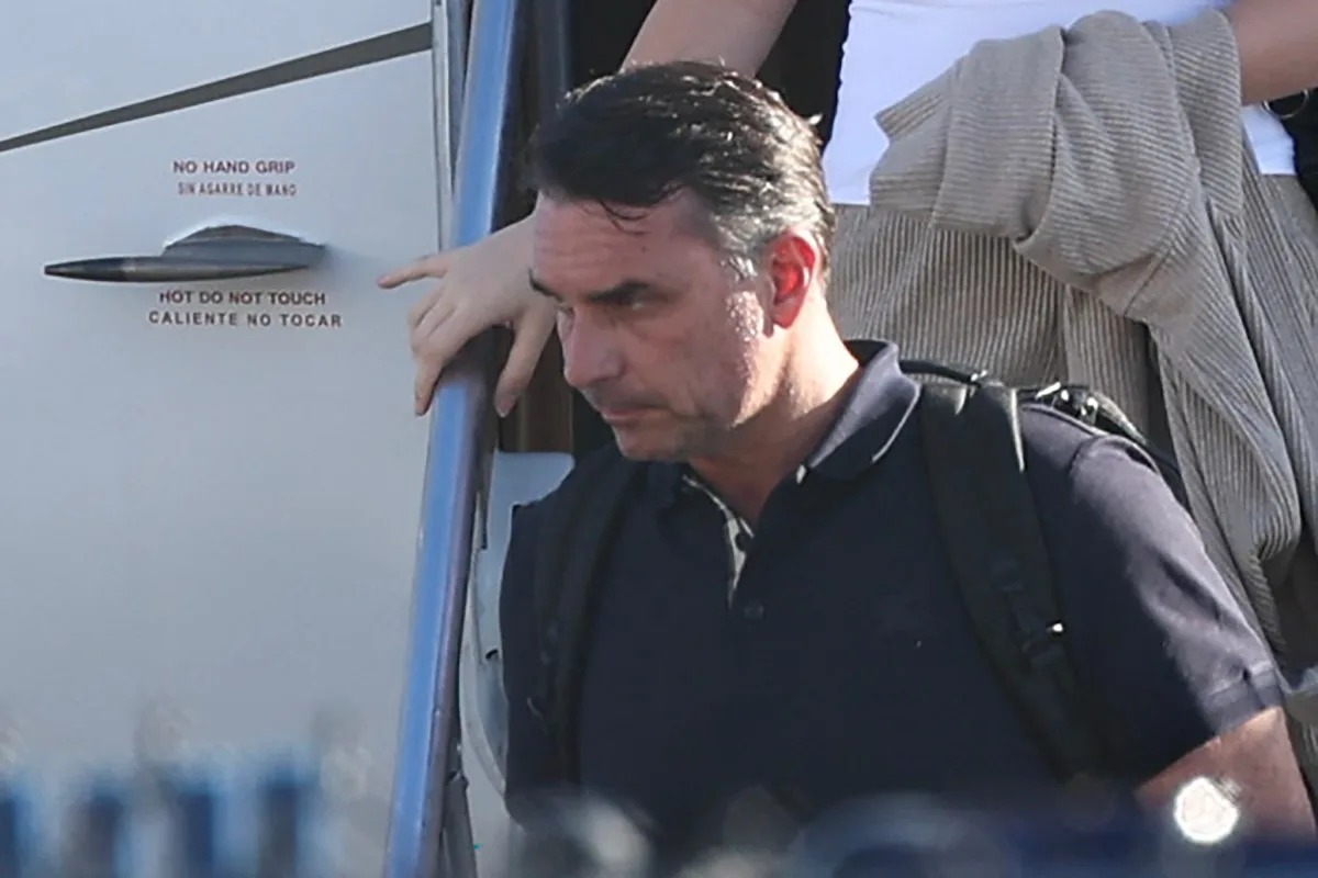 Flávio Bolsonaro se declara verdadeiro presidente eleito